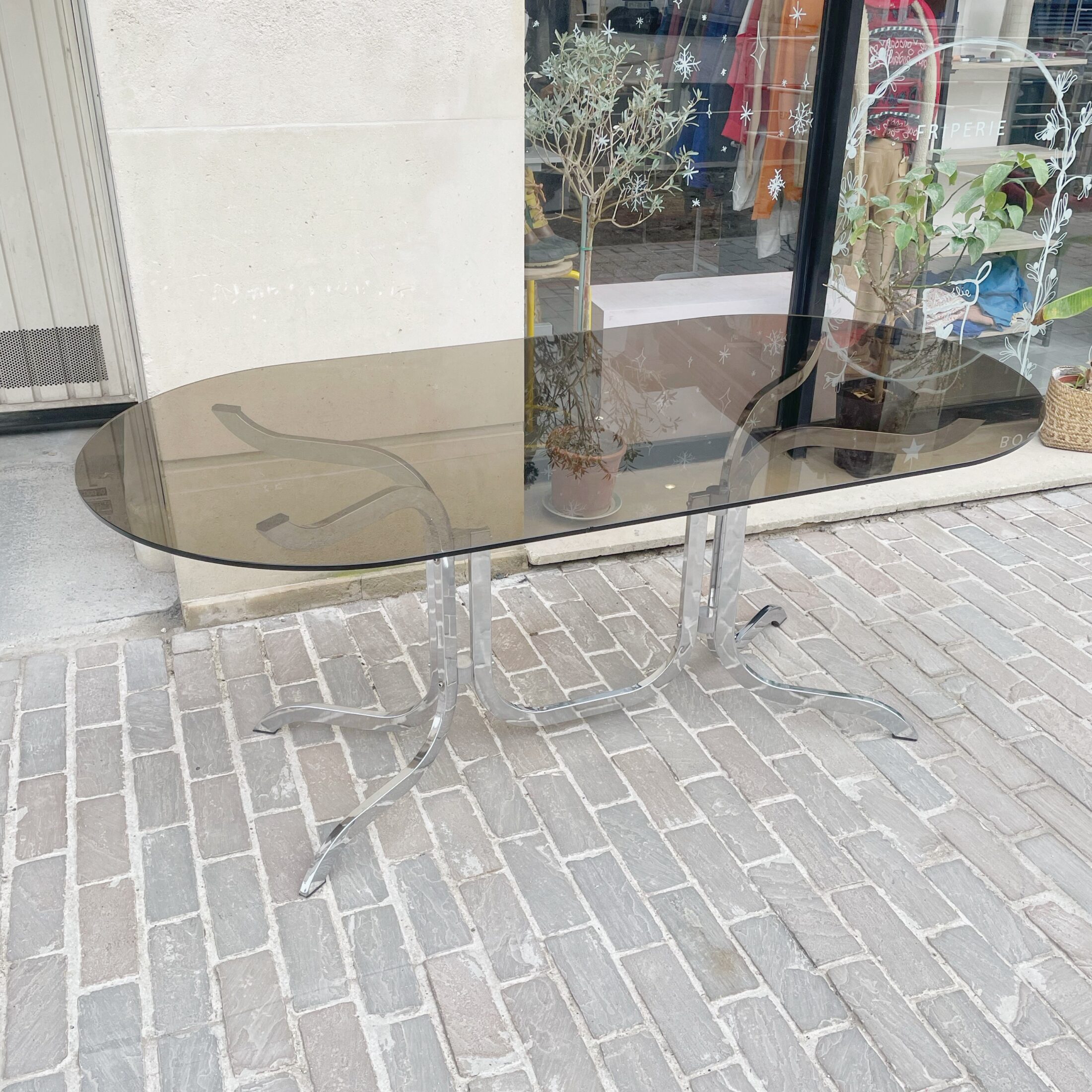 La table en métal chromé et verre fumé