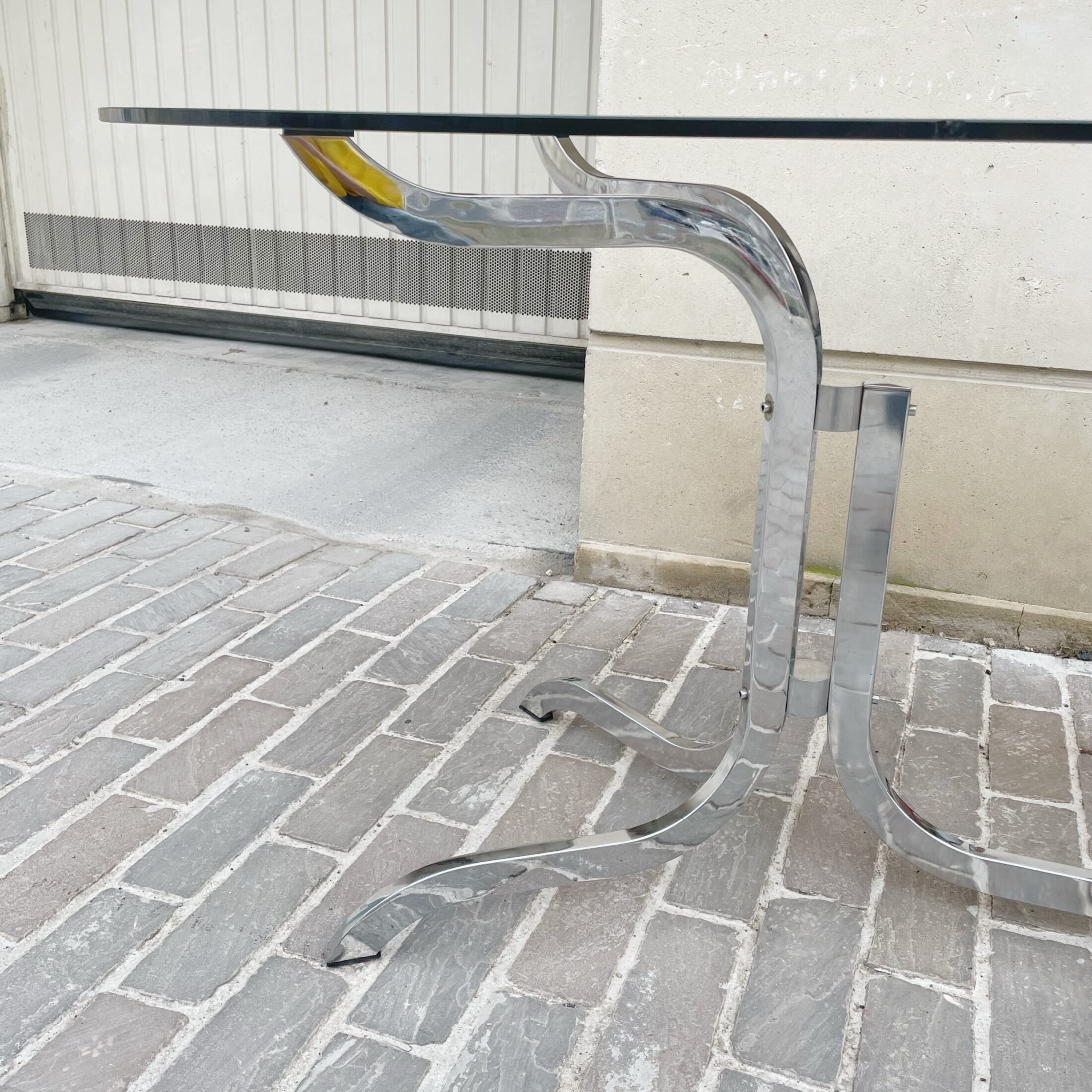 La table en métal chromé et verre fumé