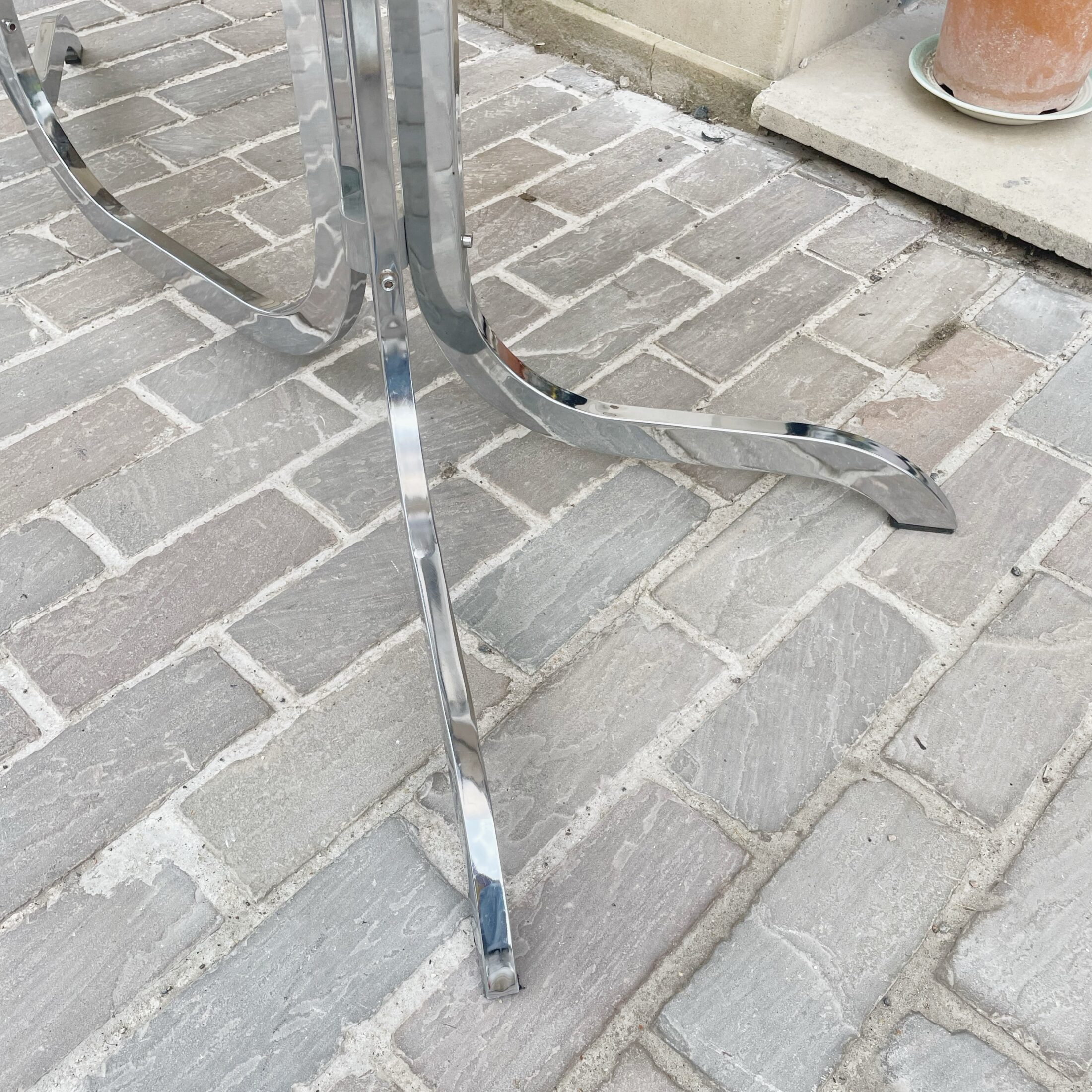 La table en métal chromé et verre fumé