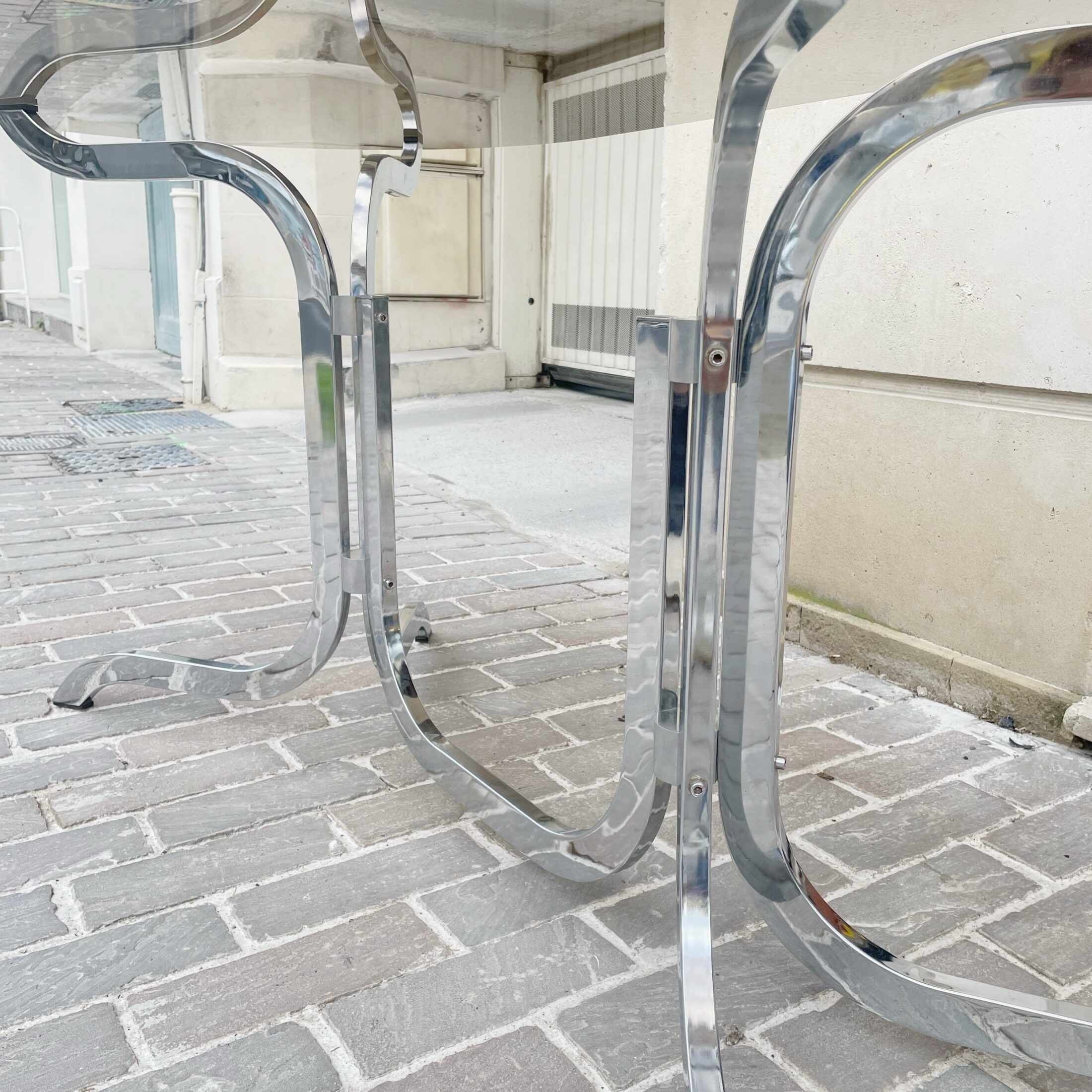 La table en métal chromé et verre fumé