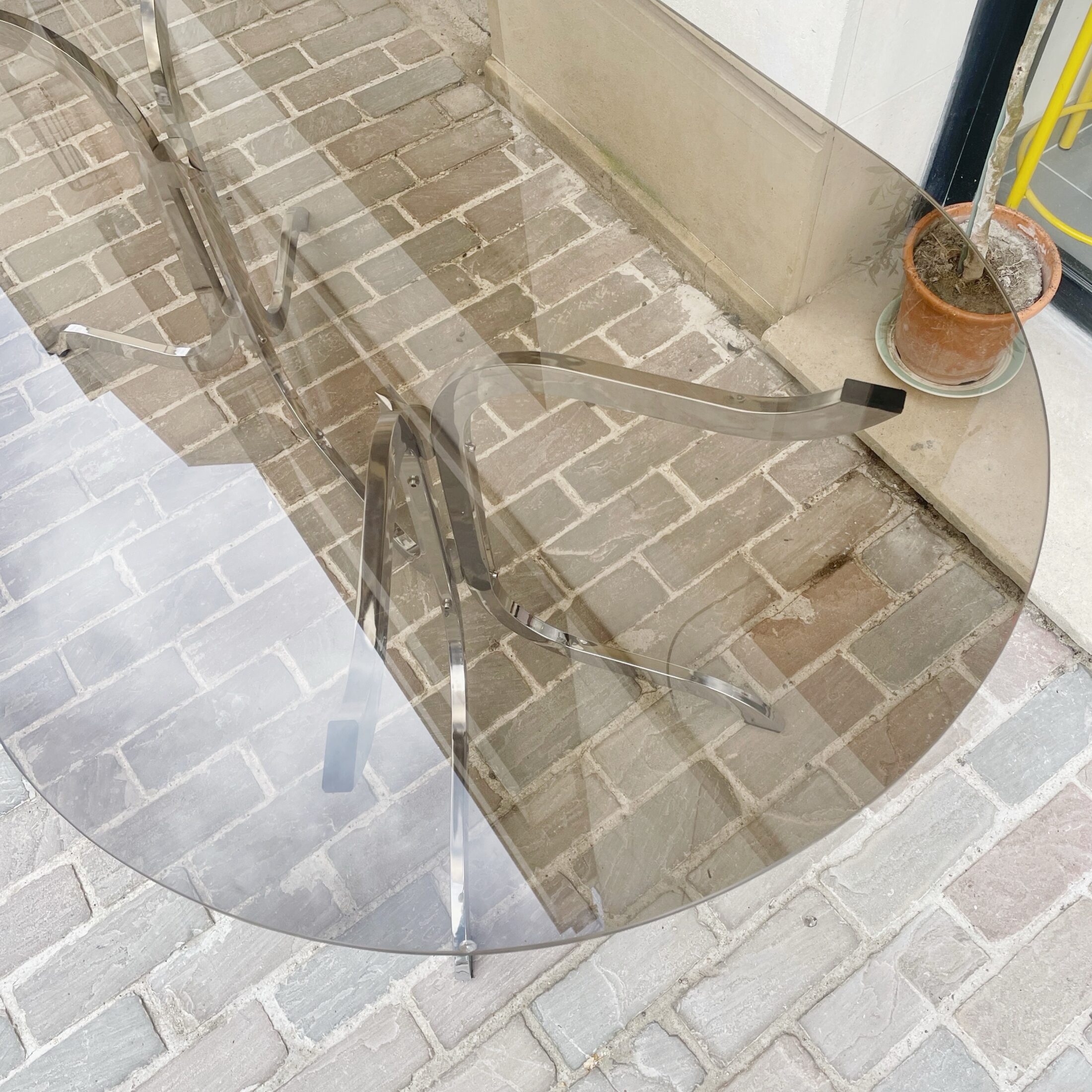 La table en métal chromé et verre fumé