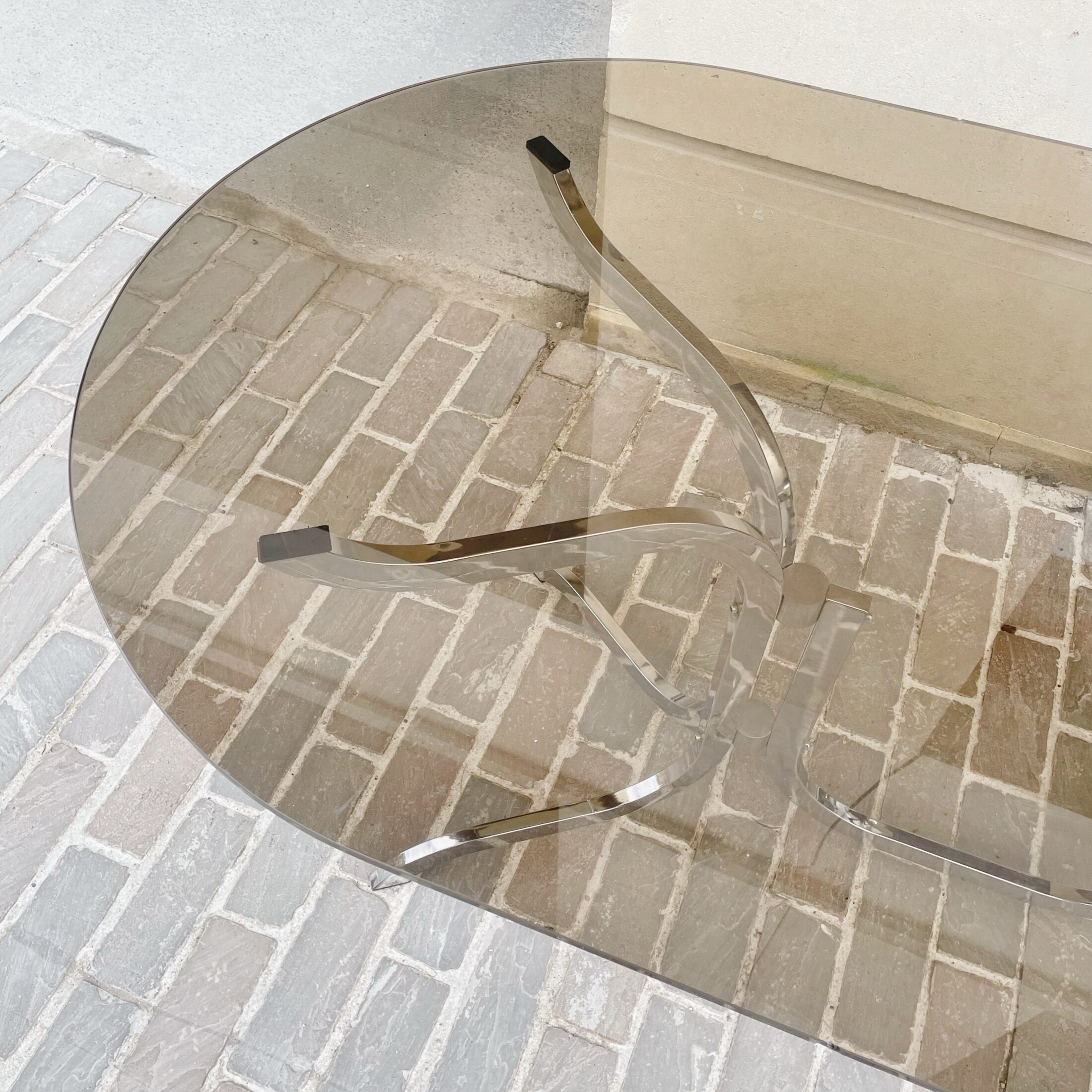 La table en métal chromé et verre fumé