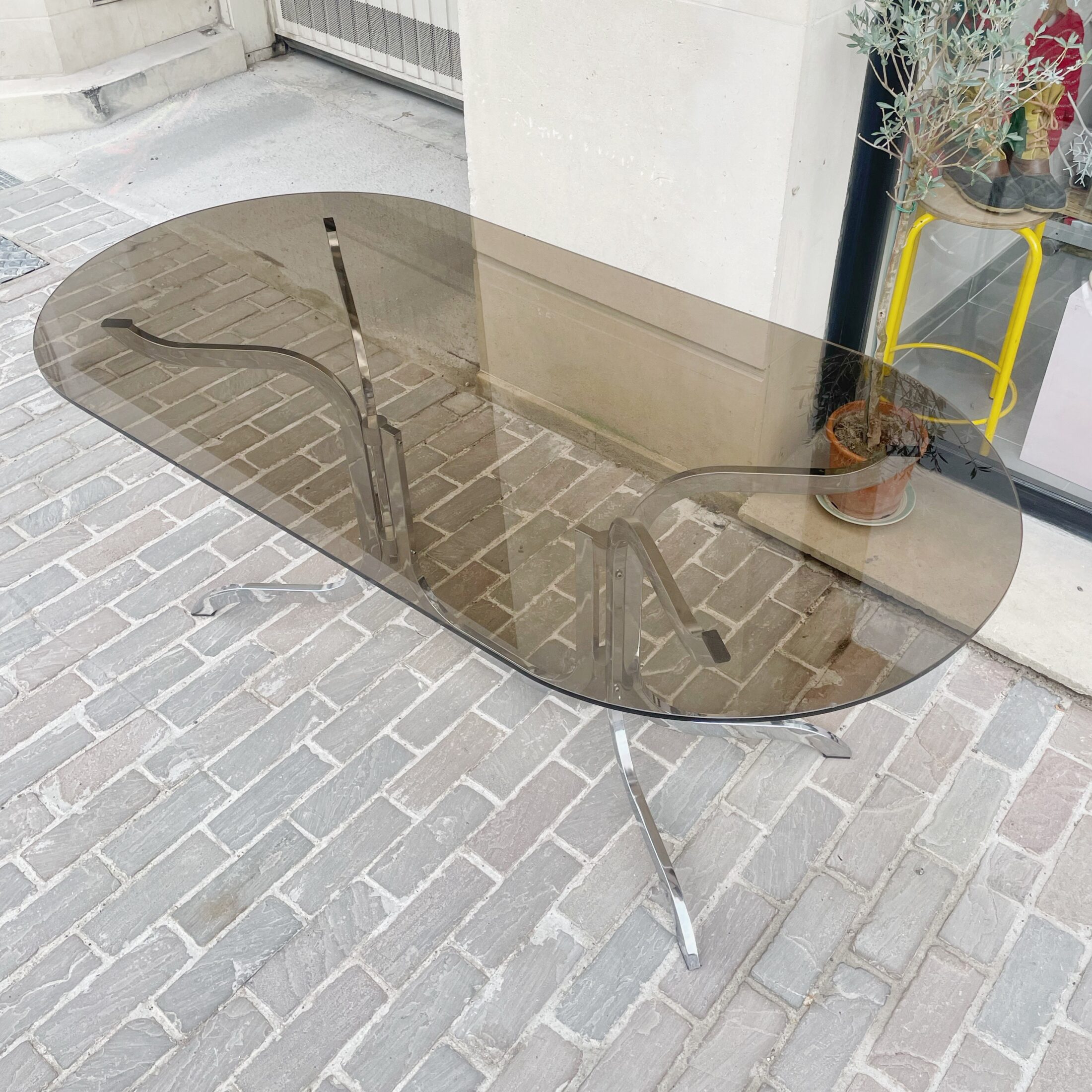 La table en métal chromé et verre fumé