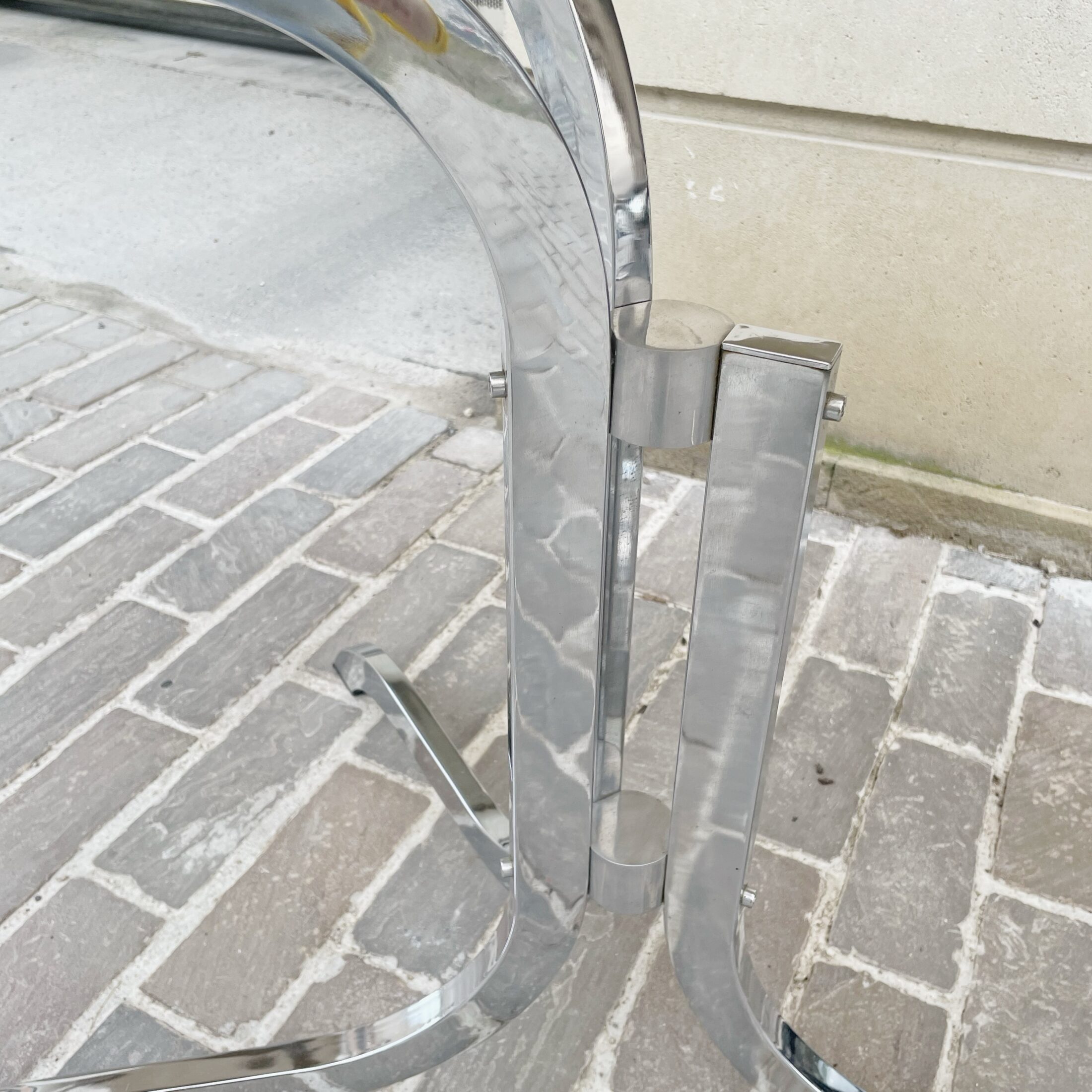 La table en métal chromé et verre fumé