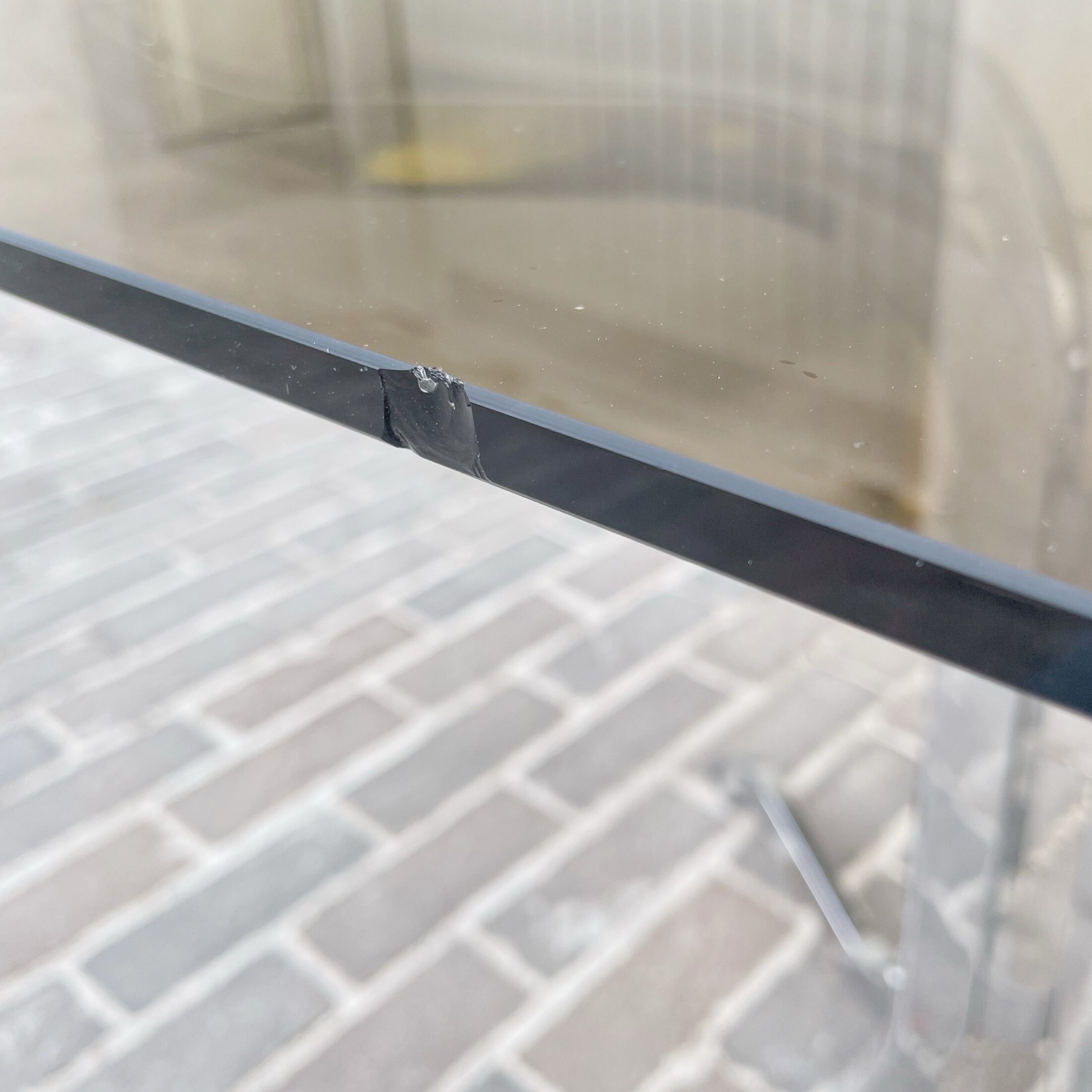 La table en métal chromé et verre fumé