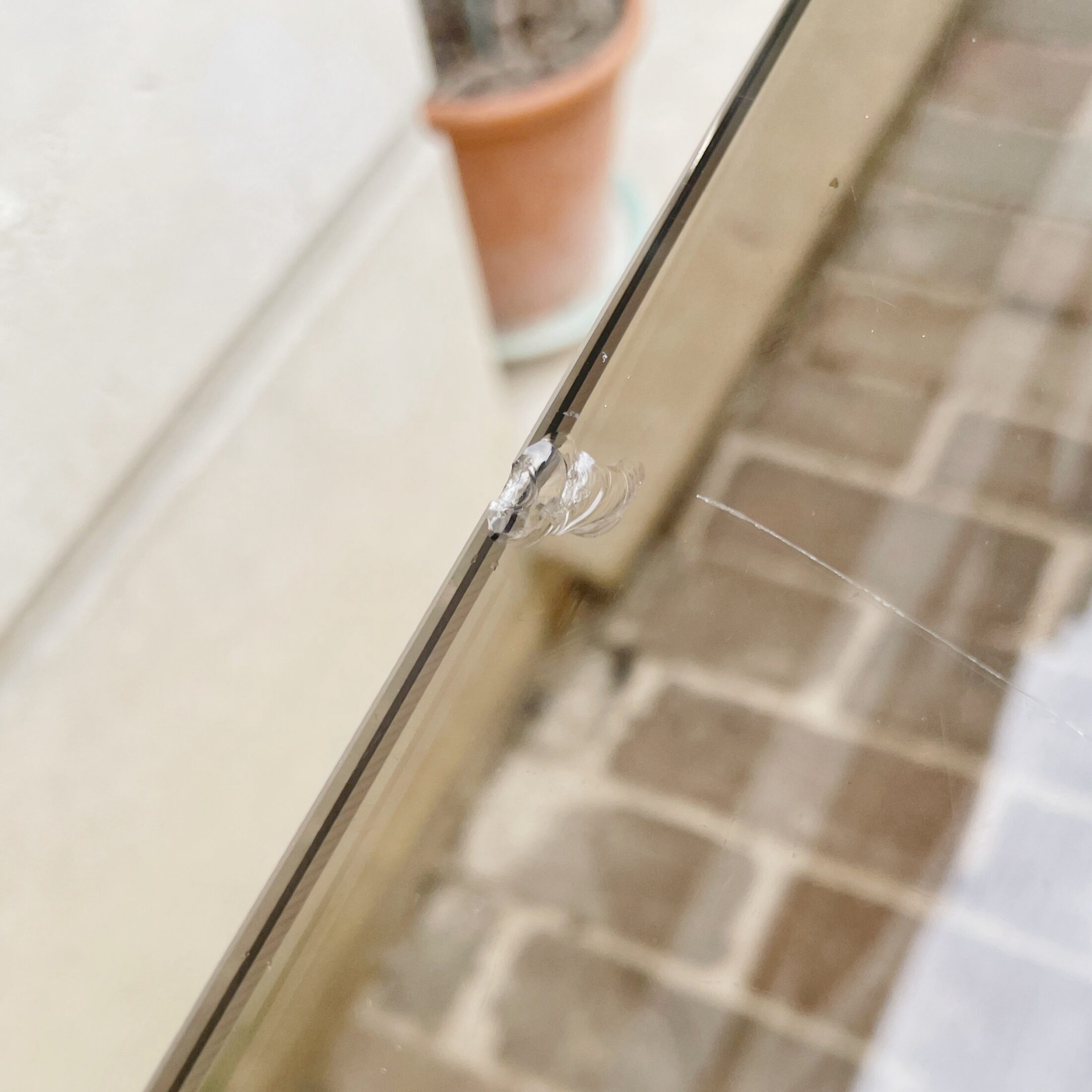 La table en métal chromé et verre fumé