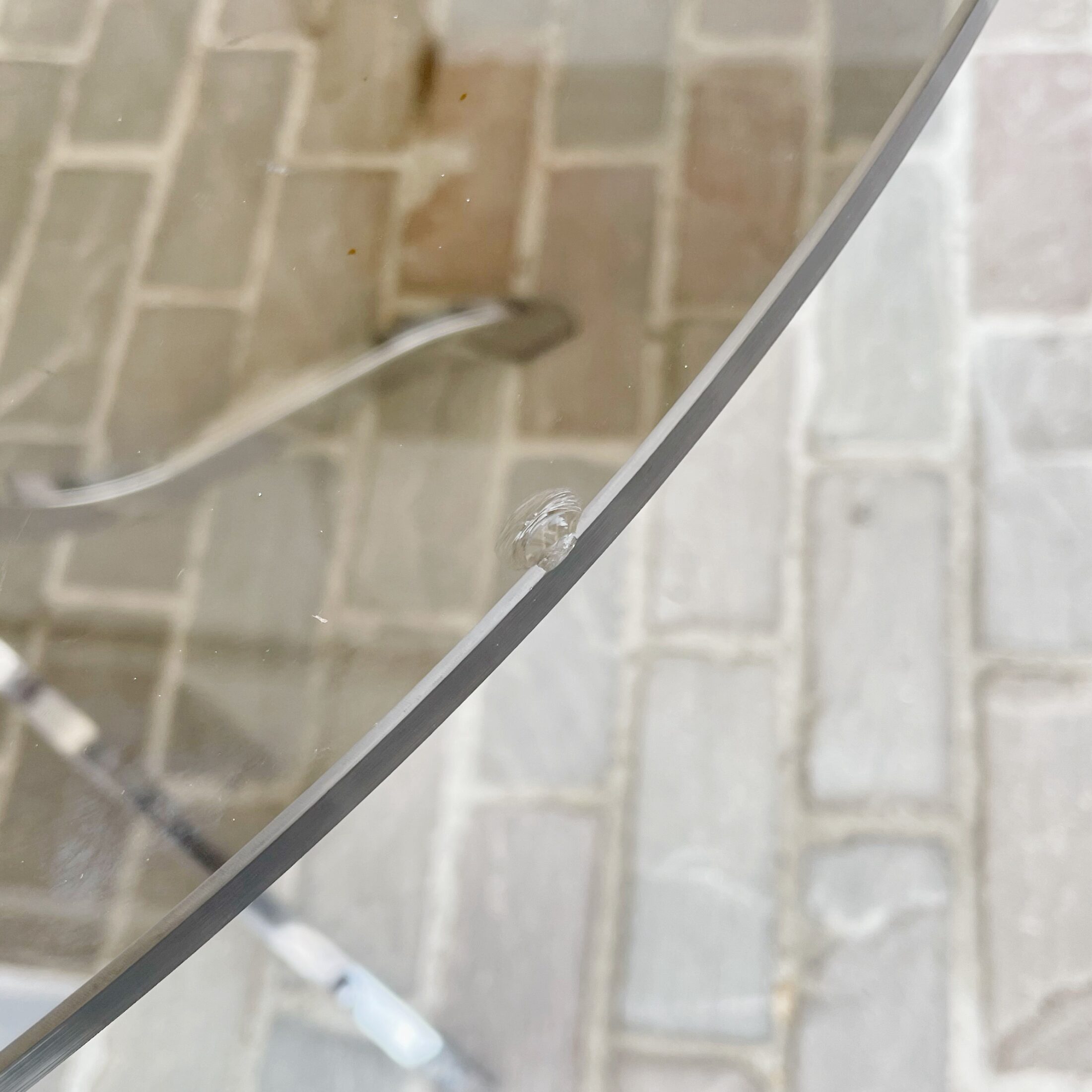 La table en métal chromé et verre fumé