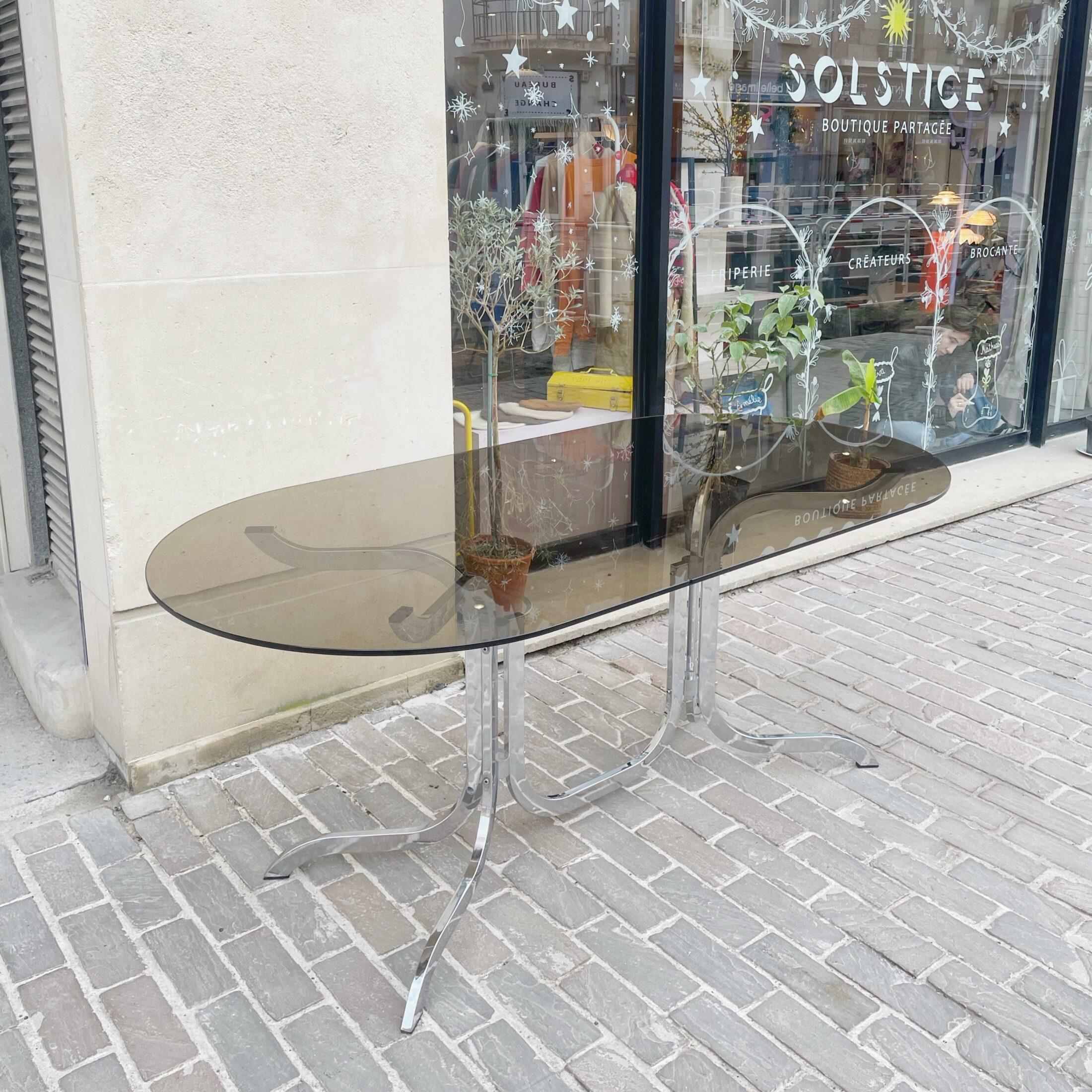 La table en métal chromé et verre fumé