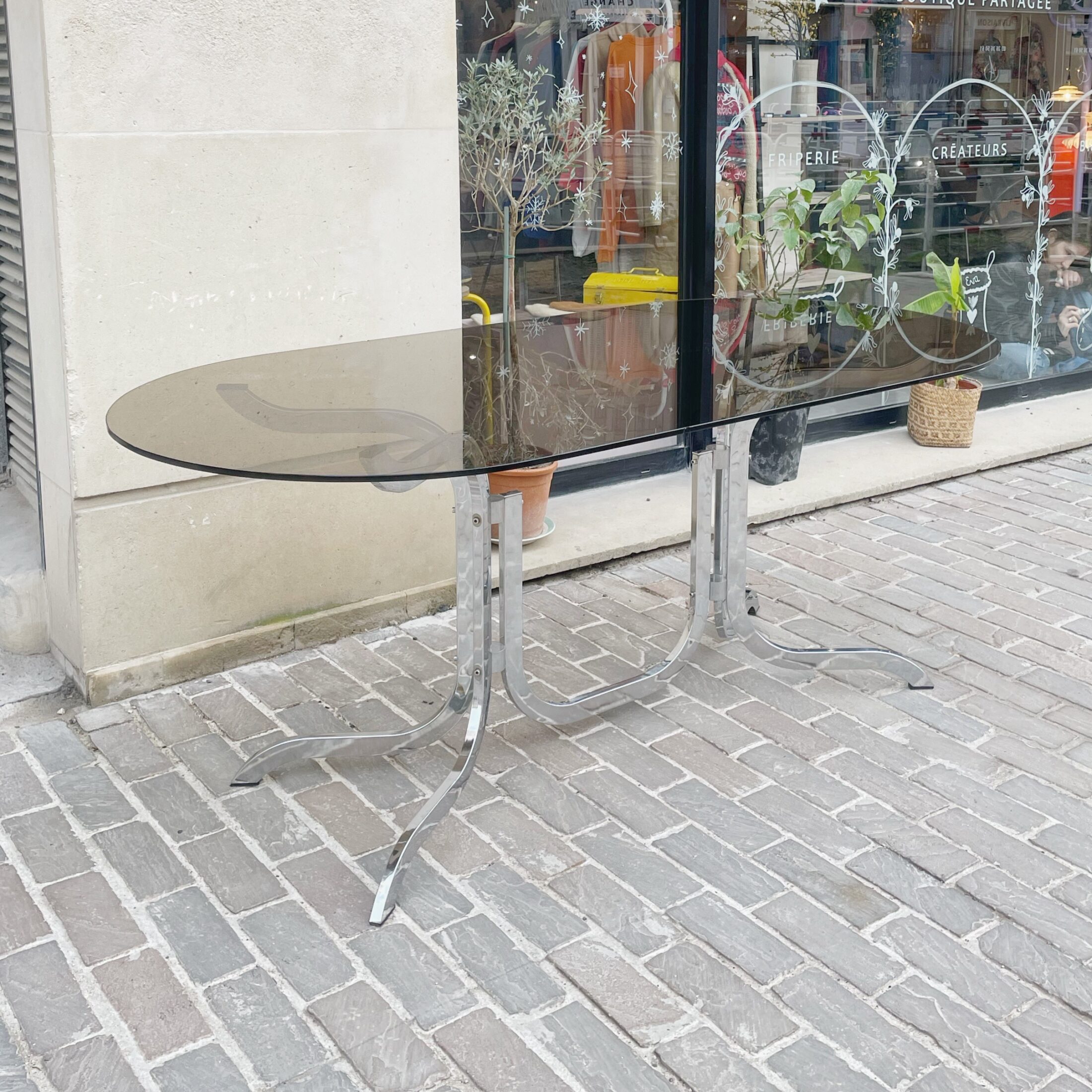 La table en métal chromé et verre fumé